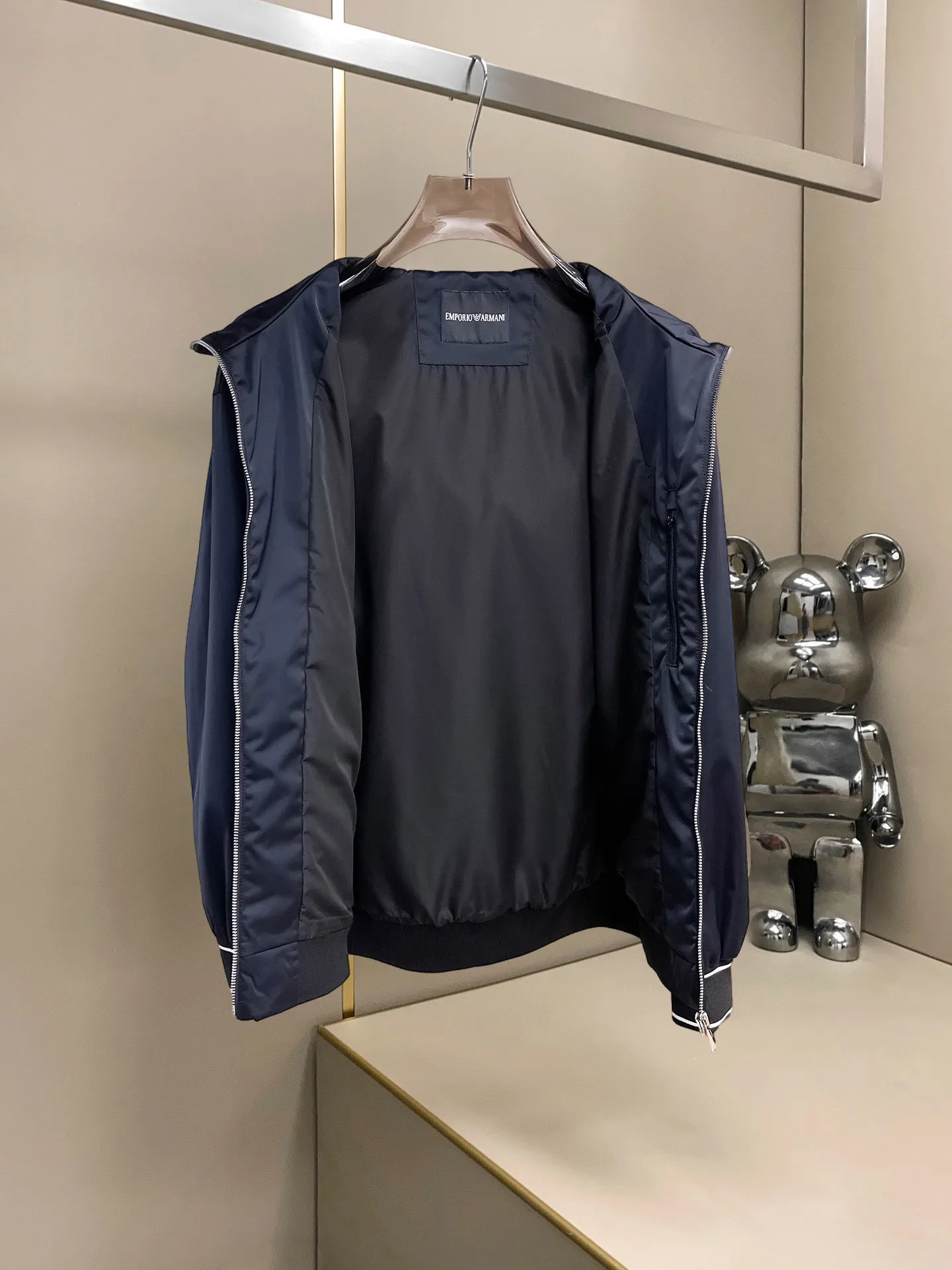 Armani official website Same Style, complete with three labels, on sale in advance. 2026 Autumn and Winter New Arrival men's jacket, Original with complete three labels, Premium version. Custom-made fabrics at the counter. Breathable, high comfort, impeccable details, brand element design concept, reflecting high quality. It feels delicate and soft, presents a casual cut, and has a great upper body shape. Sizes: M～3XL,